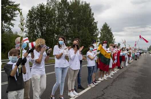 Жители Литвы встали в 35-километровую цепь в поддержку белорусской оппозиции