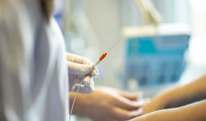 Медсестра потеряла сознание после прививки вакциной Pfizer в США