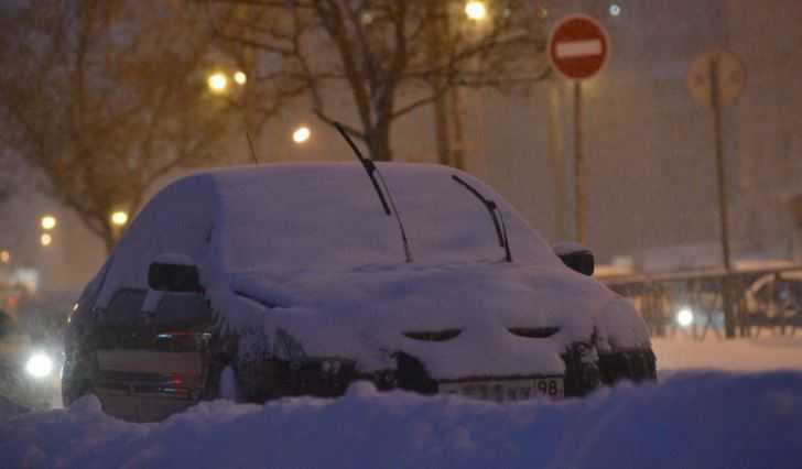 Автоэксперт рассказал, как вызволить застрявшую в снегу машину