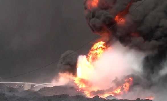 Ракета попала в нефтехранилище и вызвала пожар в Израиле