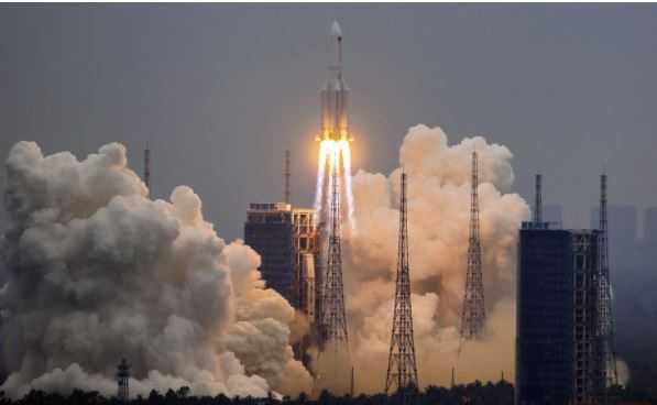 Российский космонавт назвал возможные последствия падения неуправляемой китайской ракеты