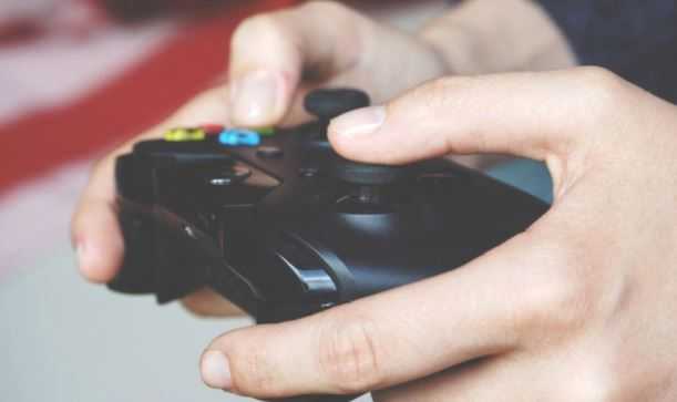 Ученые связали видеоигры более часа в день с плохой успеваемостью в школе