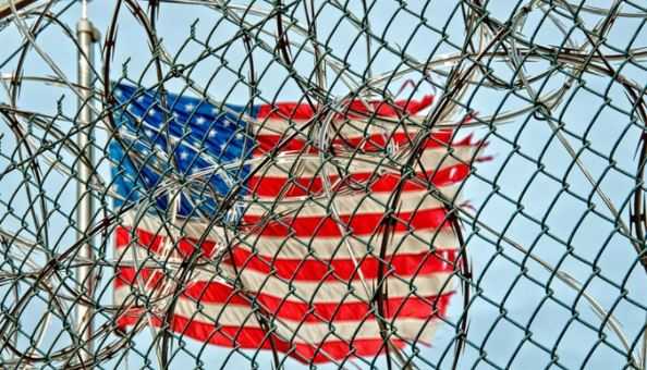 «Беспорядок и хаос»: до чего пандемия довела самую большую тюрьму в США