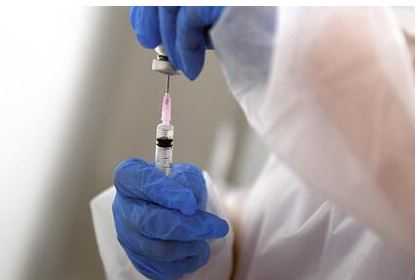 Роспотребнадзор назвал причину отказа от второй дозы вакцины