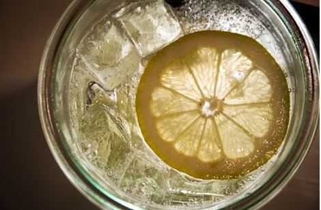 Специалисты выяснили в чем опасность лимонного сока