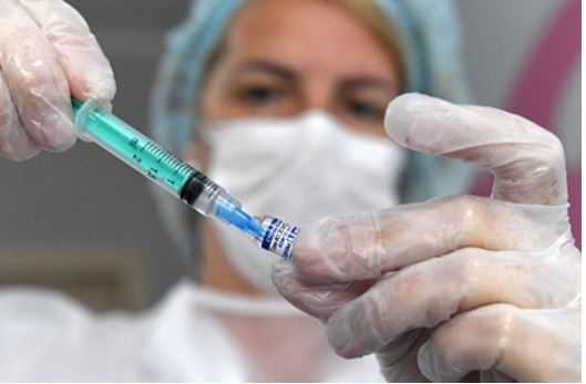 Россияне с онкологией пожаловались на отказы в медотводе от вакцинации