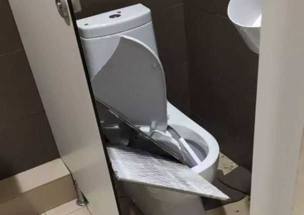 В туалете торгового центра на шестилетнюю москвичку упала плитка