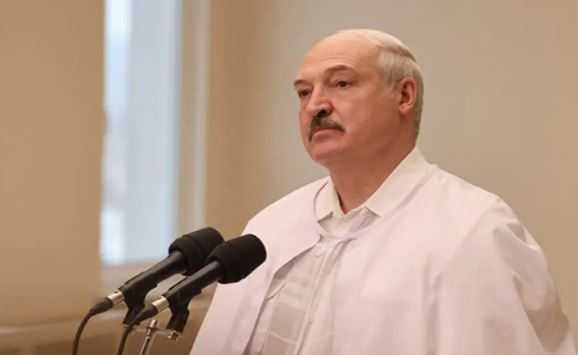 Лукашенко снятой с лица маской доказал, что лично посещает красные зоны больниц