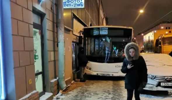 Автобус выехал на тротуар и протаранил здание в центре Петербурга