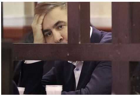 Саакашвили перестал лечиться в знак протеста