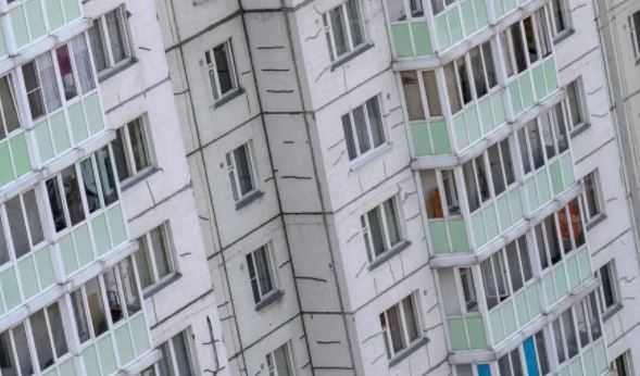 Житель Челябинска погиб при падении с балкона многоэтажного дома