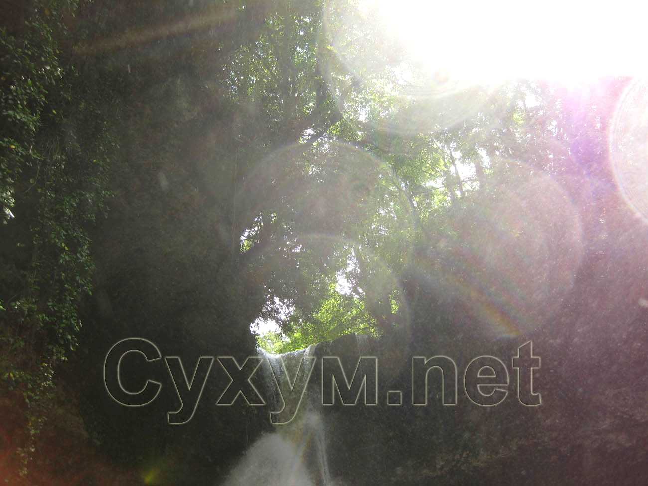 солнце над варьяльским водопадом в абхазии