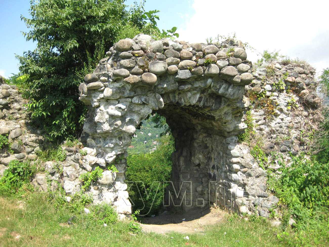 развалины замка баграта, арка