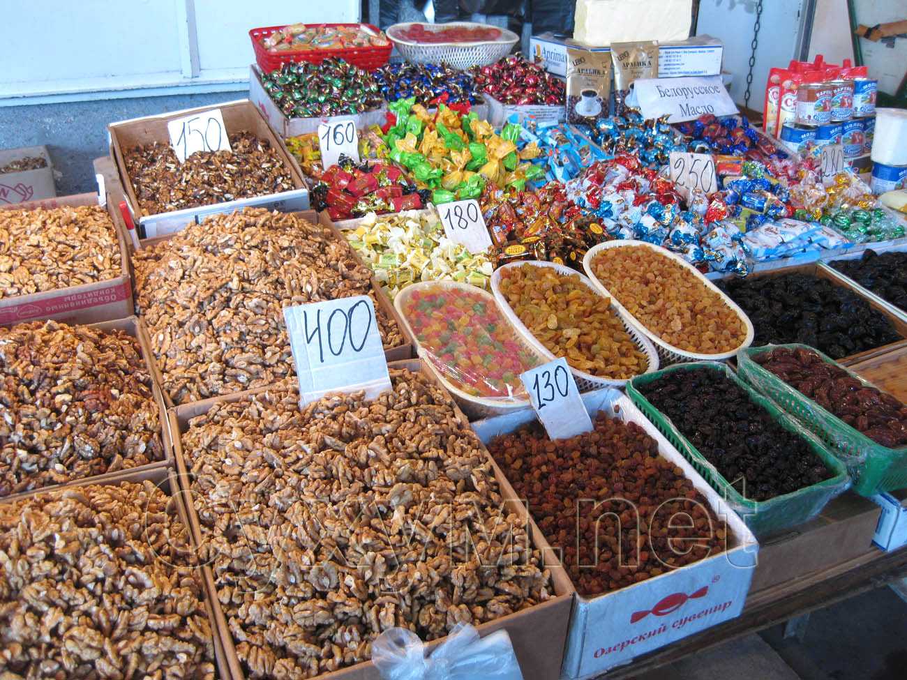 грецкие орехи и изюм, конфеты на втором этаже рынка