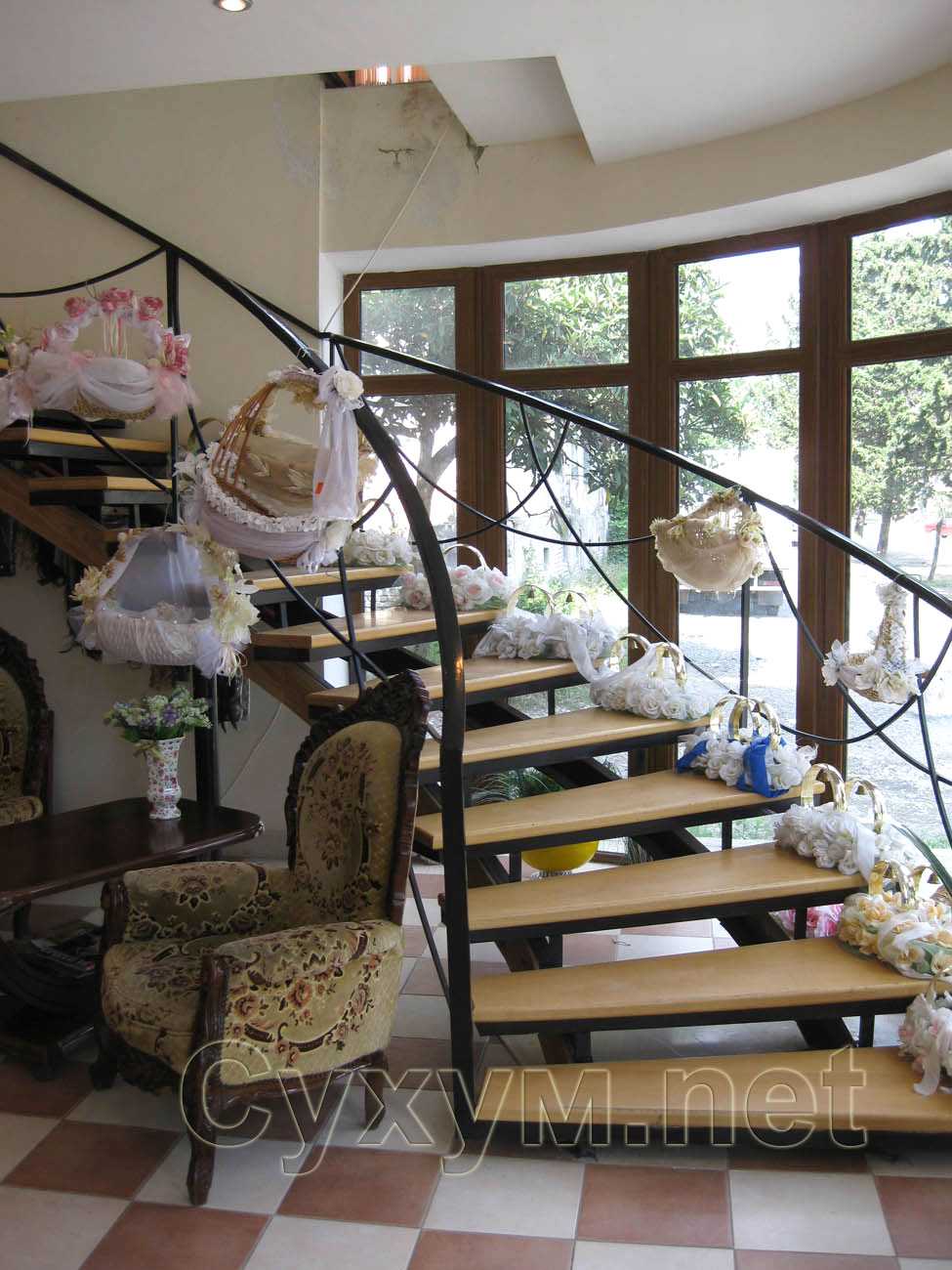 свадебный салон алика - лестница, украшенная свадебными корзинами
