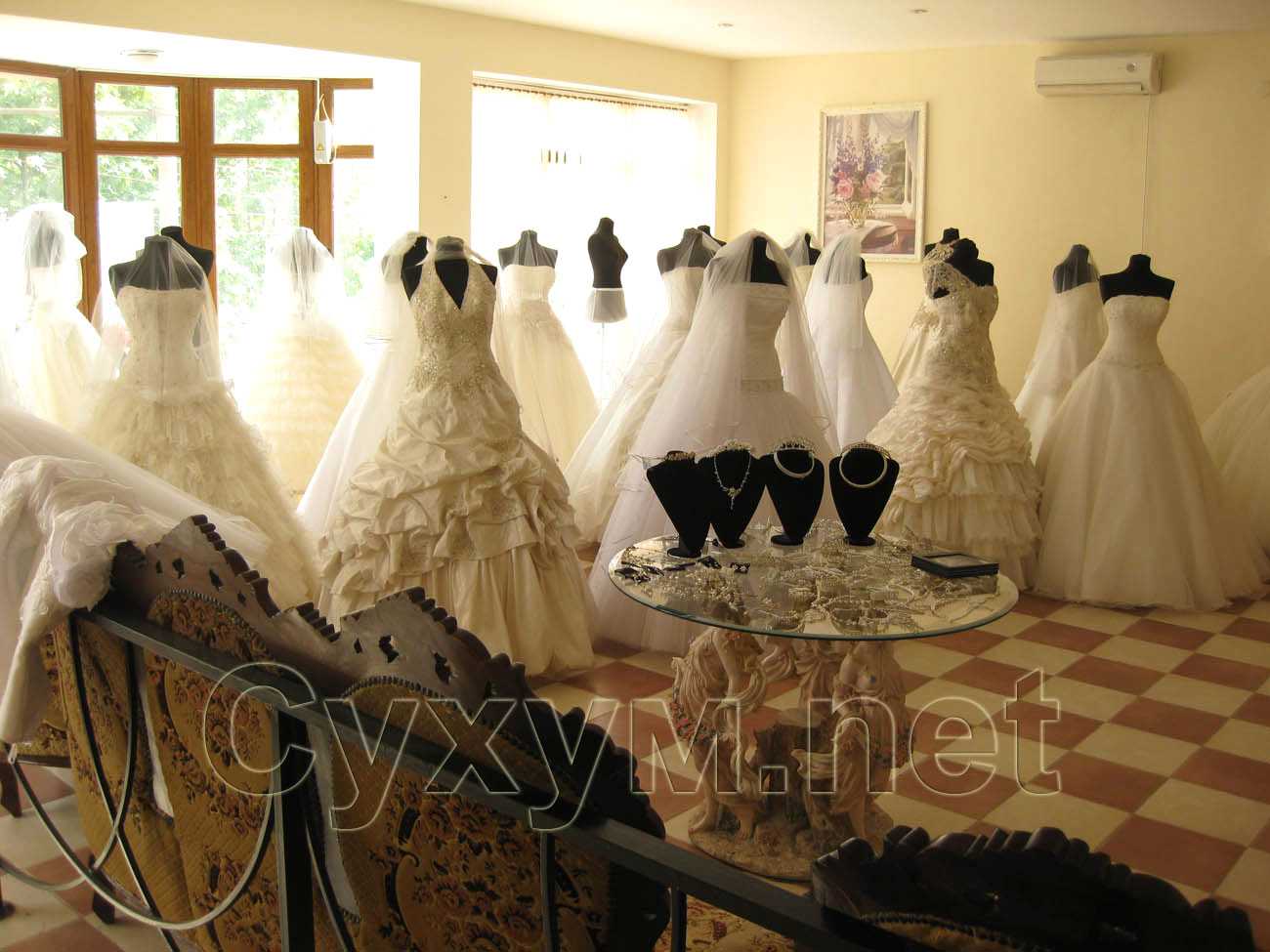 свадебный салон алика - второй этаж салона, наполненный манекенами с платьями