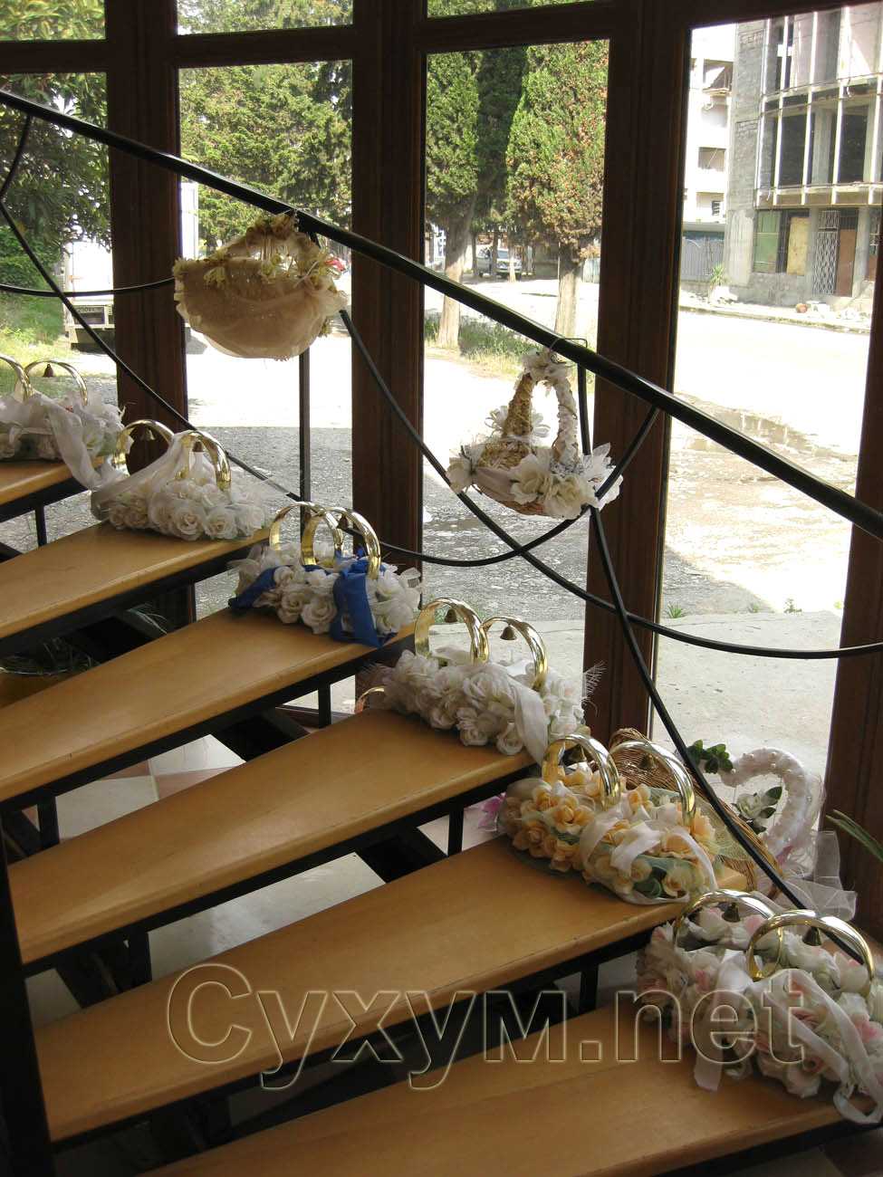 свадебный салон алика - цветочные корзины с кольцами и колокольчиками