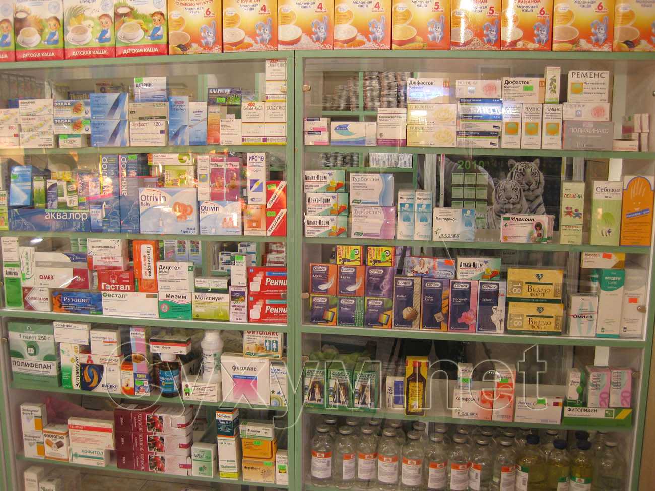 продуктовый магазин и аптека на остановке - витрина с лекарствами