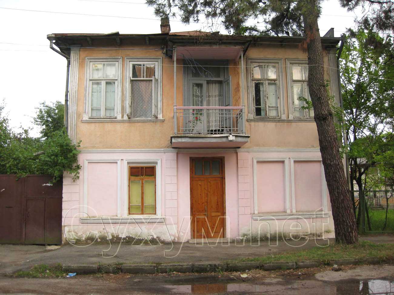розовый двухэтажный дом