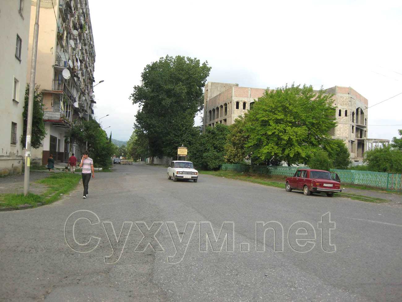 перекрёсток улицы инал-ипа и улицы когония - вид на строящееся здание дом москвы