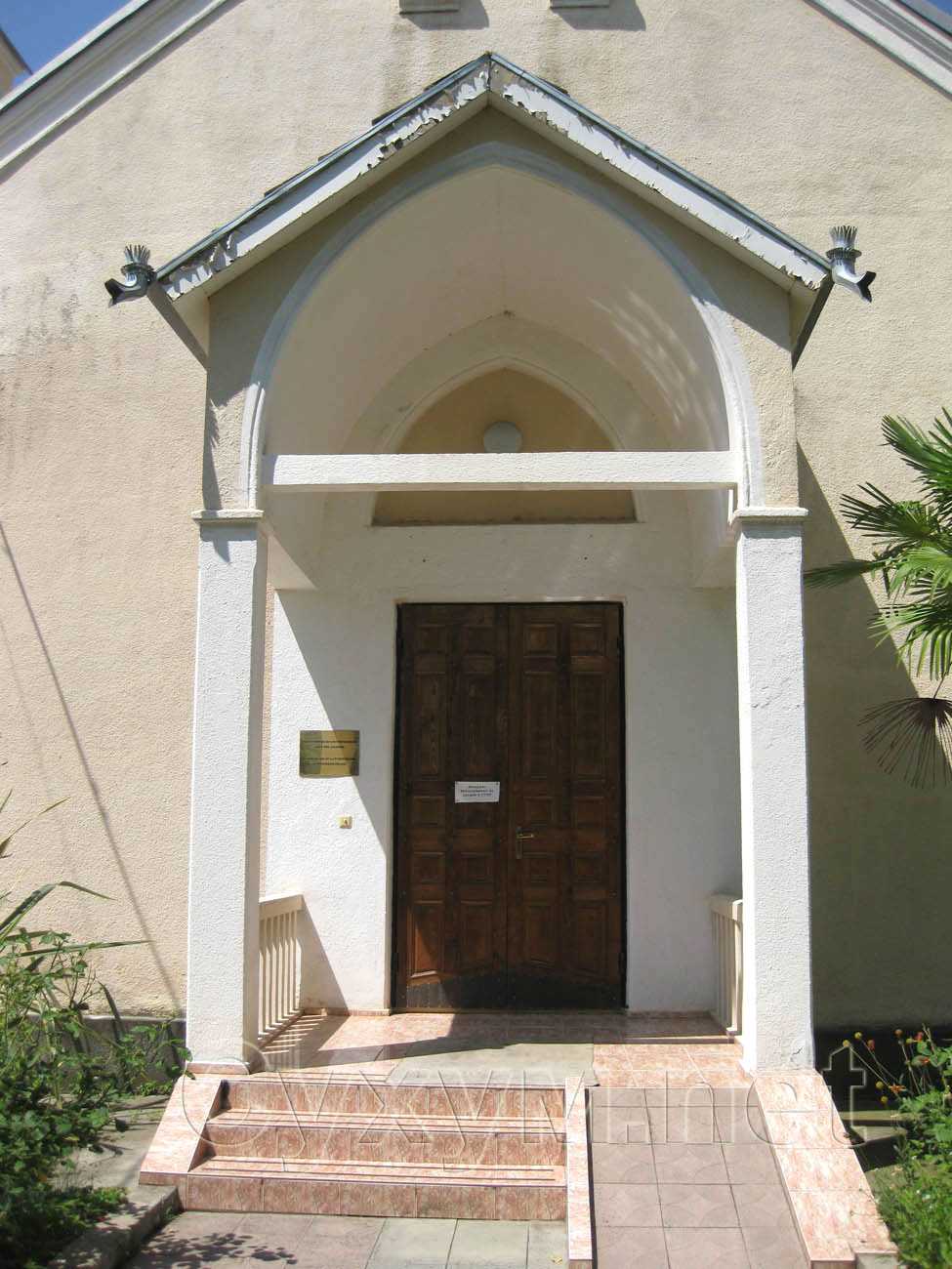 вход в католический храм